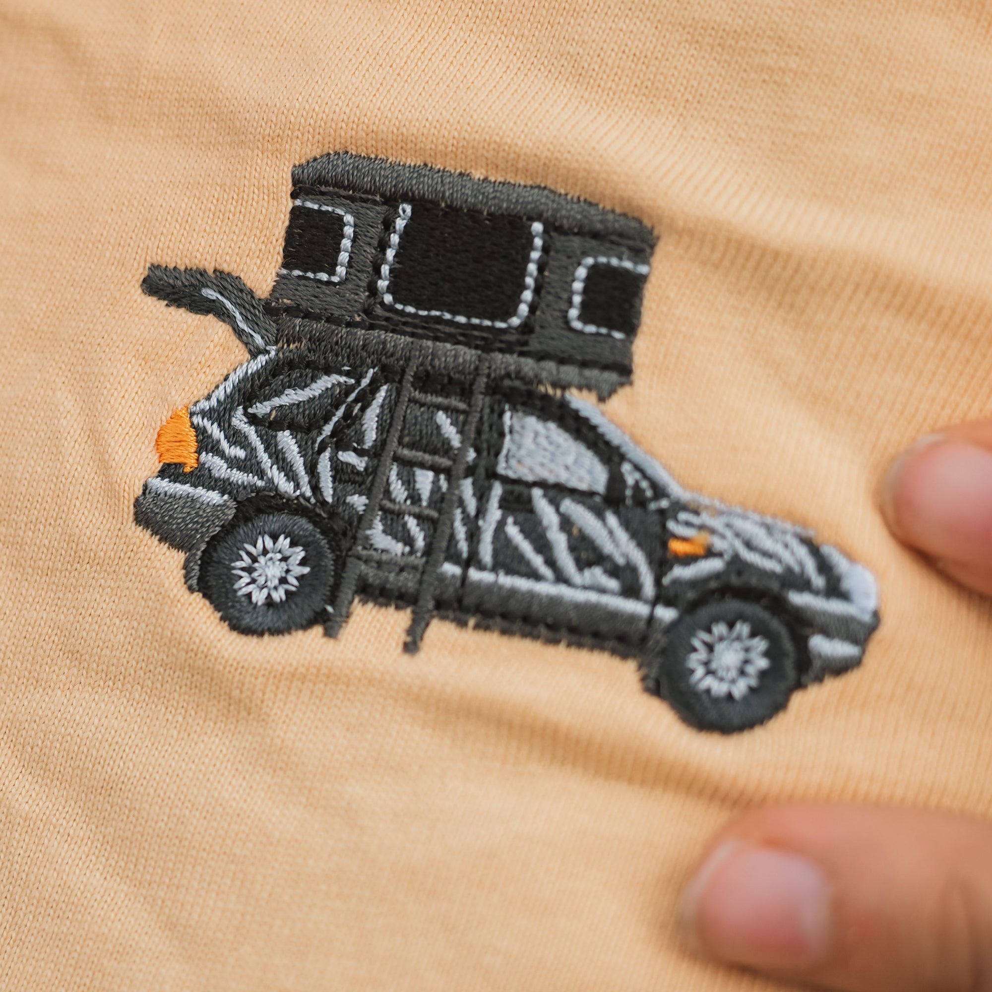 BOXIO x kommando.frei I T-Shirt mit Stickerei