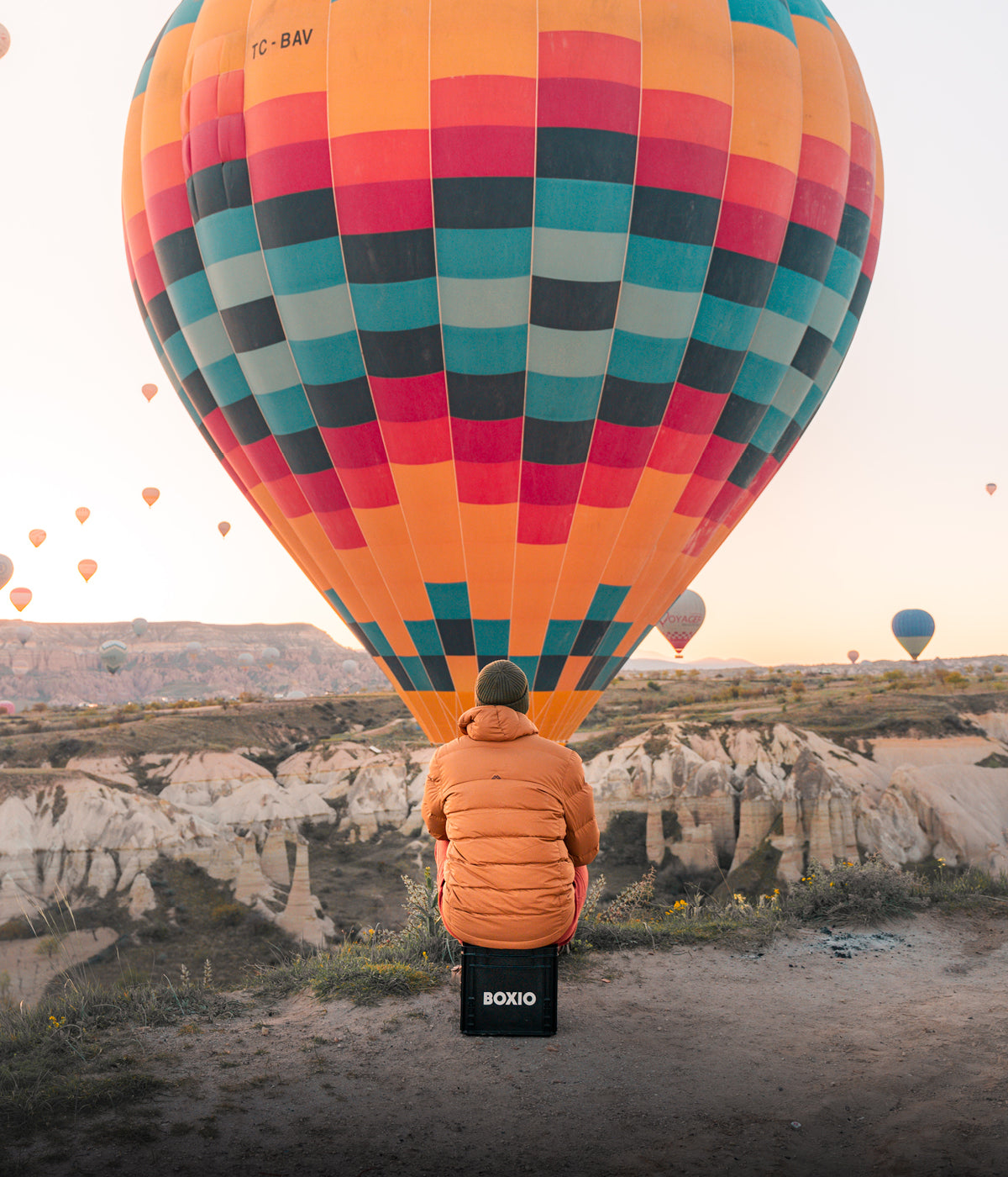 Heißluftballon und Mann sitzt auf der BOXIO Toilet