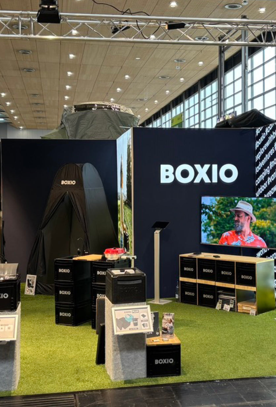 Messestand von BOXIO mit aufgebauten Produkten