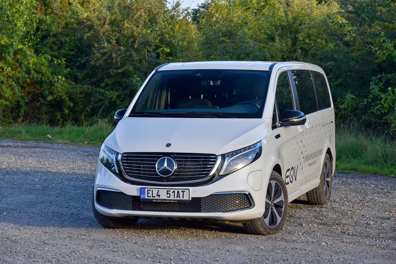 Camping im Mercedes EQV – leise raus ins Grüne