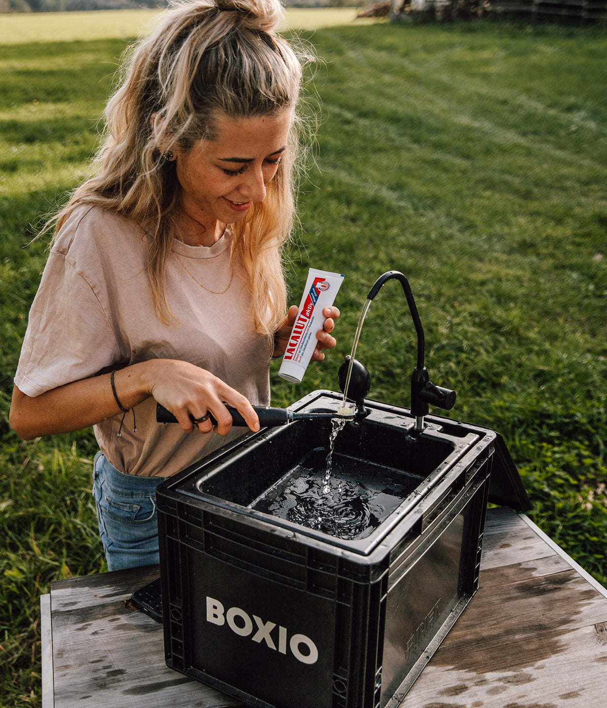 Frau mit Zahnbürste benutzt BOXIO Wash